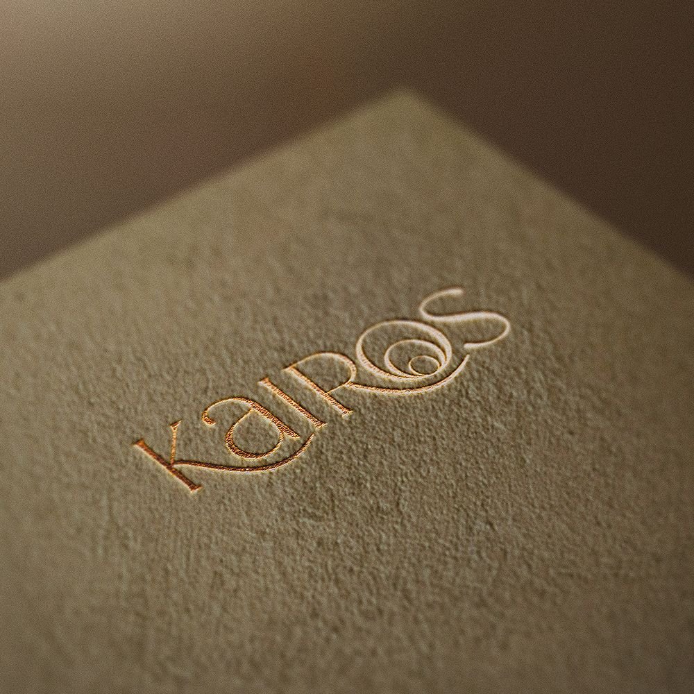 Logotype Kairos en relief sur papier