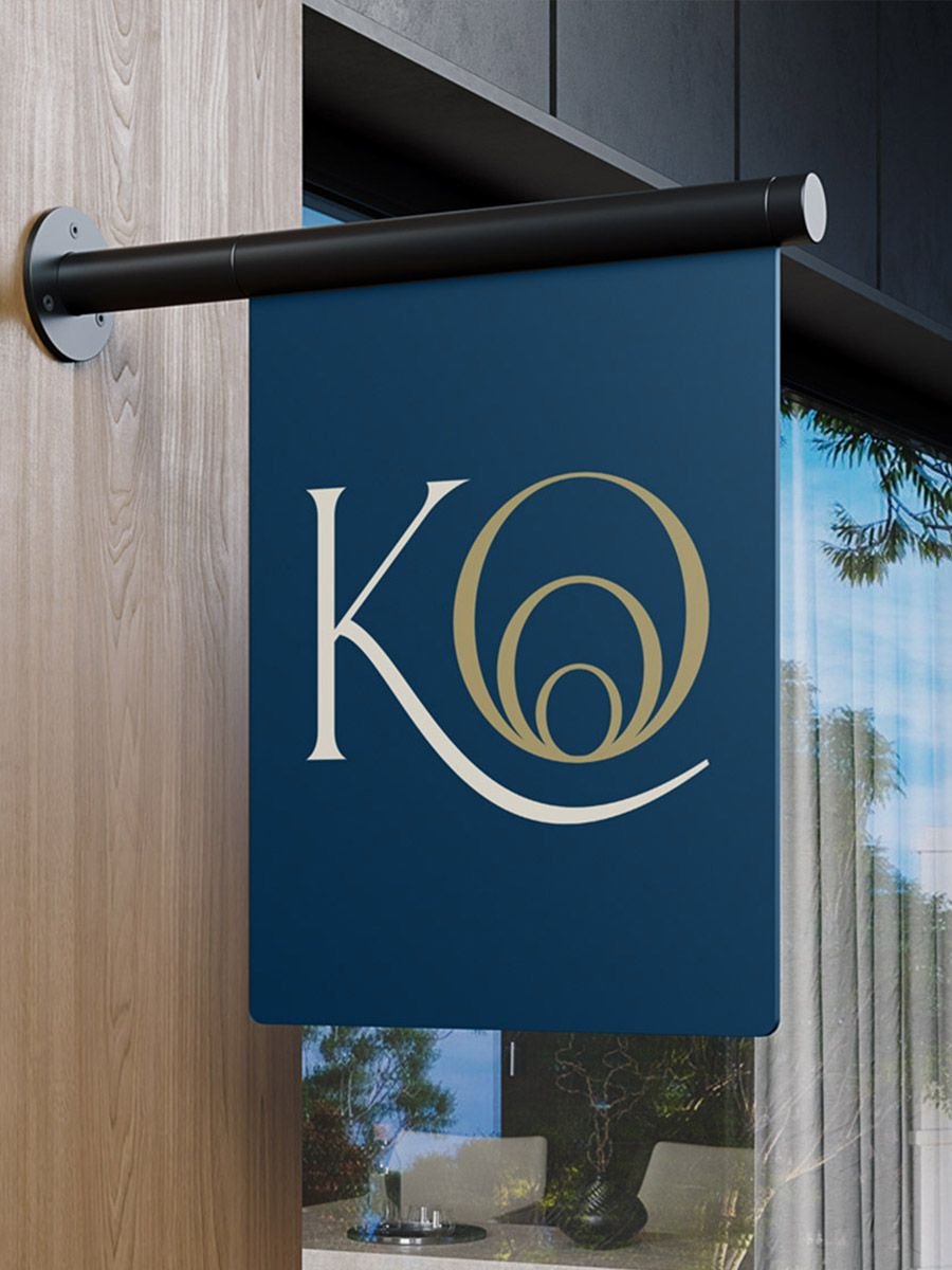 Enseigne Kairos Formation, monogramme sur fond bleu